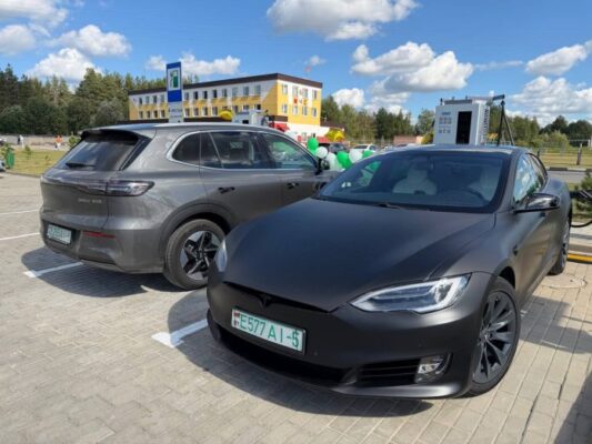 Подарок к празднику: в Костюковичах открылась новая зарядная станция для электромобилей!